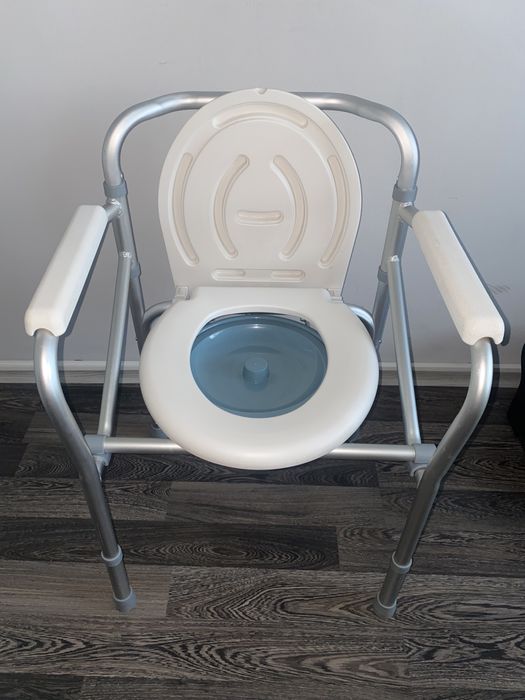 Тоалетен санитарен стол