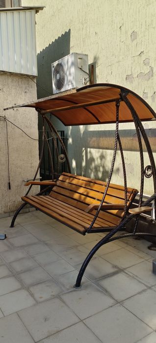 Скамейка качеля под козырьком