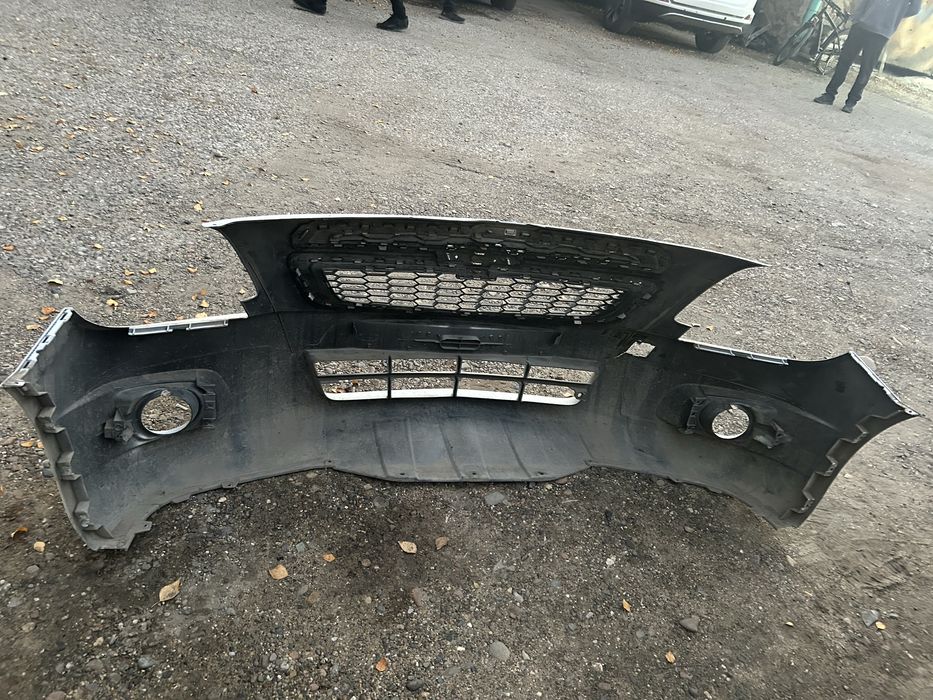 Продам б/у бампер белого цвета на Chevrolet Cobalt.
