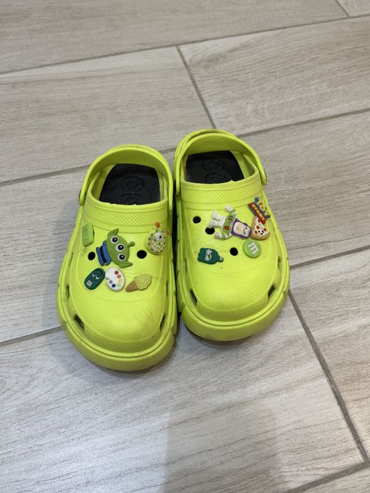 кроксы зеленые.