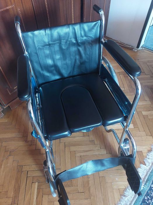 Scaun cu rotile și vas de toaletă & obiecte bonus