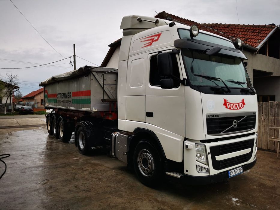 Volvo și semiremorcă bascula