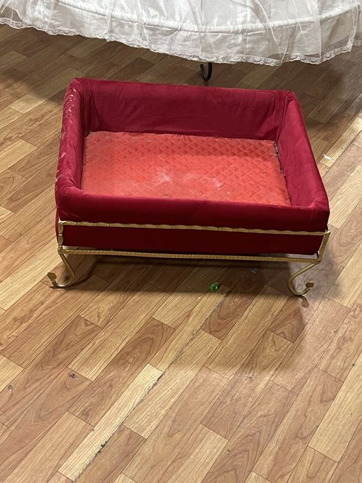 Sarpo sandiqlar sostayanasi yaxshi rangi tillo rang sepilgan