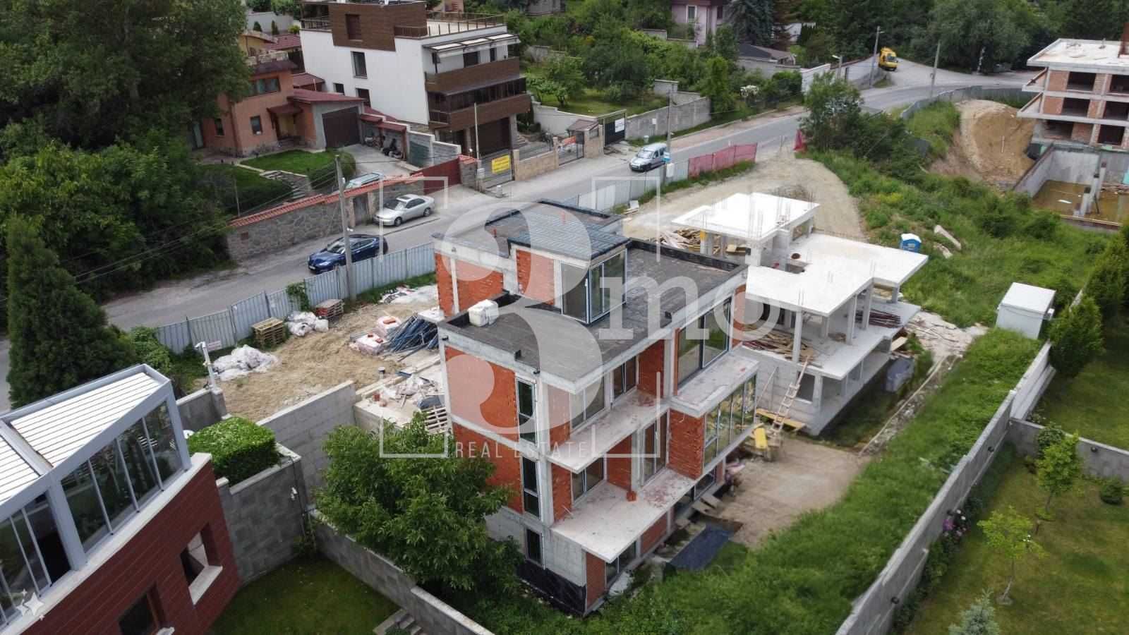 „3mo“ продава новострояща се луксозна къща, находяща се в с. Бистрица