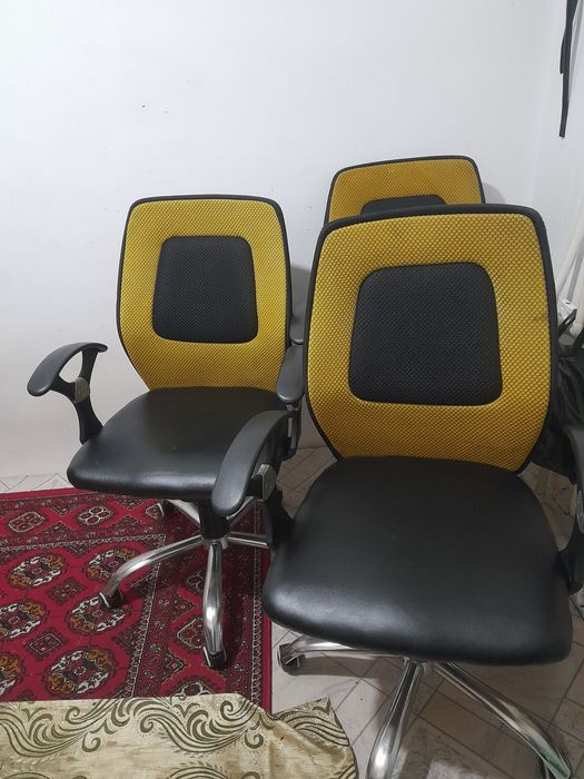 Продаются офисное кресло в рабочем состоянии.