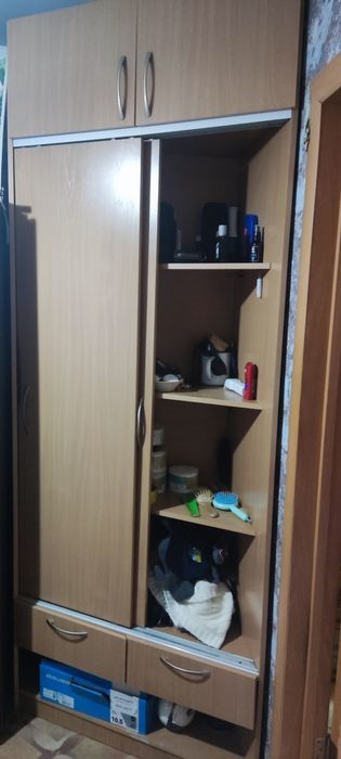Продам угловой шкаф в прихожую или спальню
