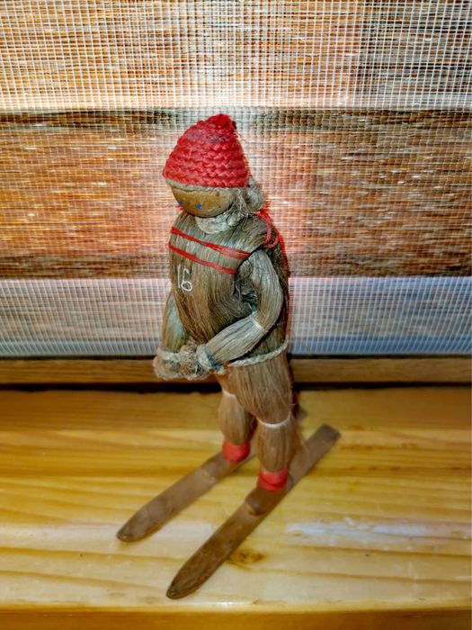 Сламена фигура кукла скиор на ски в екип и без щеки !