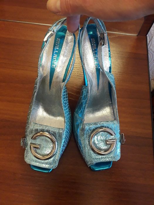 Продам босоножки.