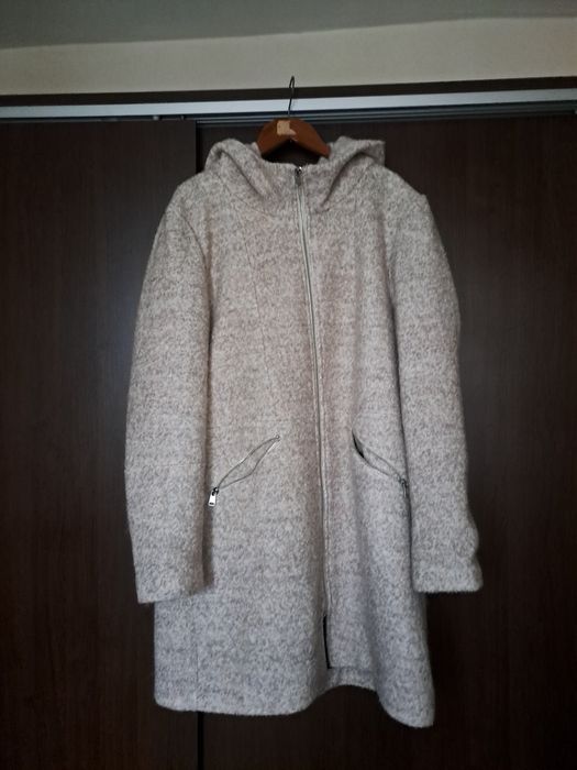 Vând f urgent haina de stofa crem cu gluga starefbuna