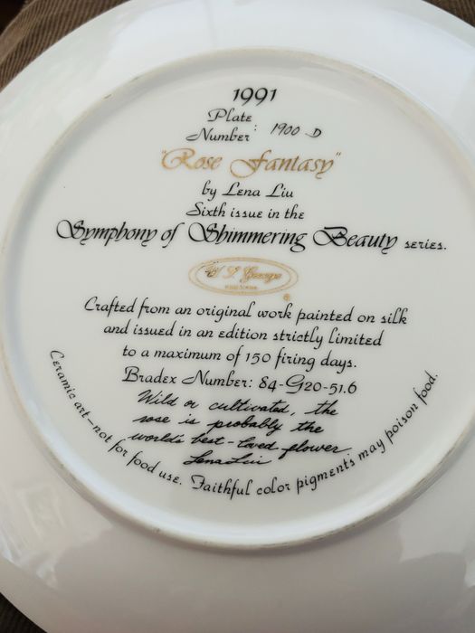 Порцеланови чинии, рисунки на Лена Лиу