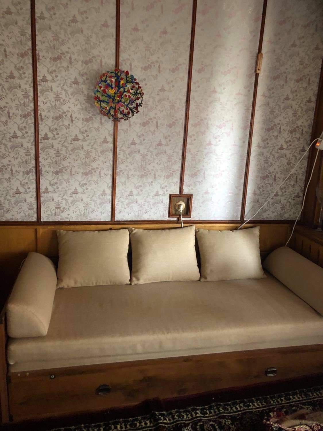 Продается посуда , хрусталь, диван, ковры, курпача