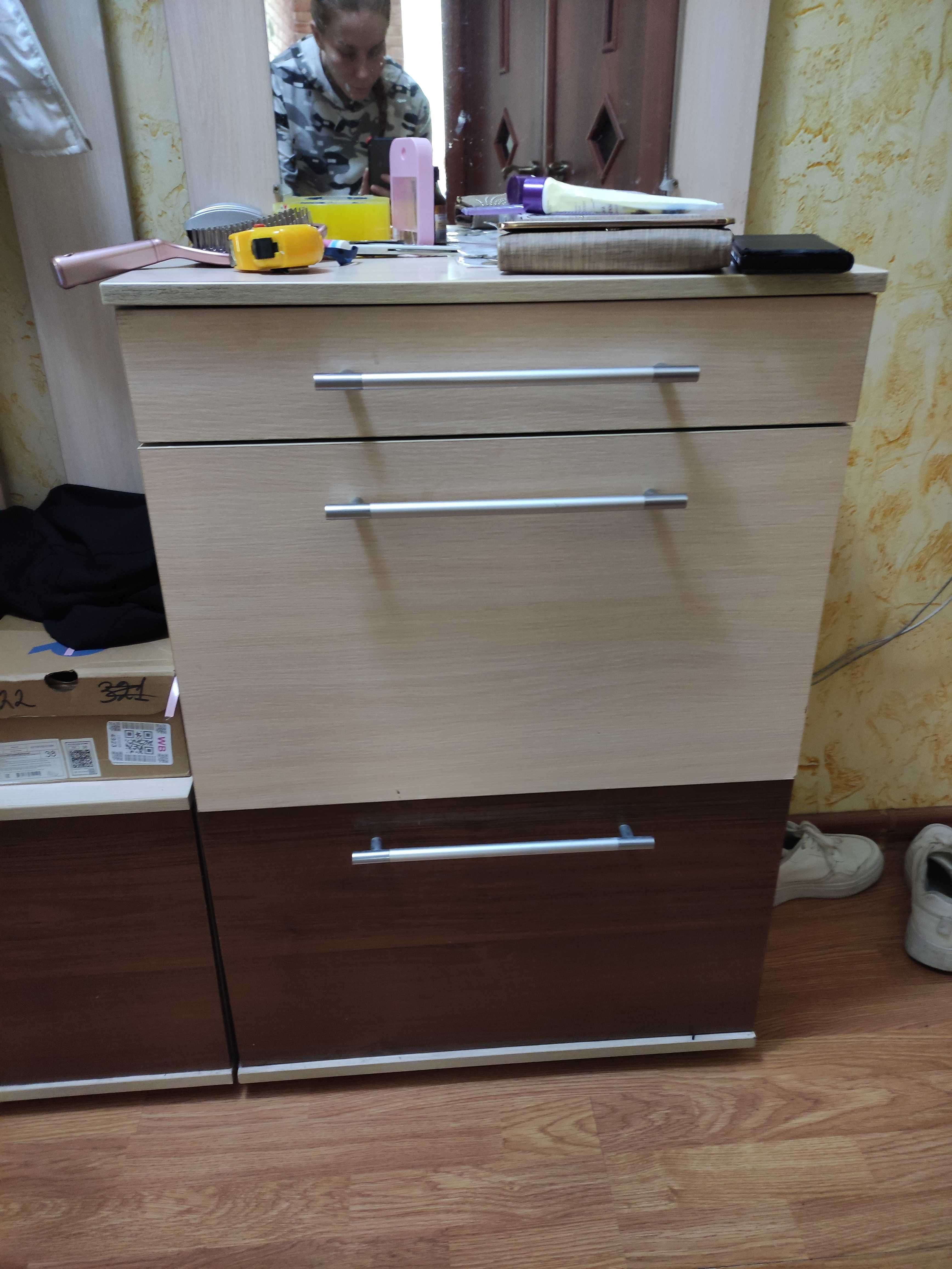 Красивая целая прихожая.