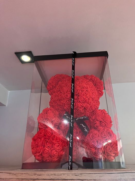 Декоративно мече от червени рози