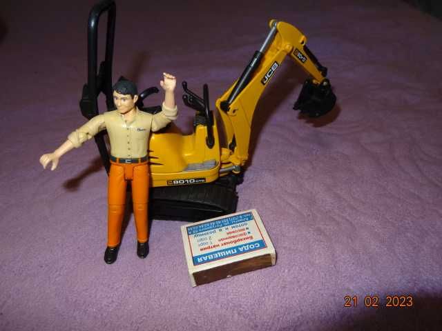 Мини экскаватор Bruder JCB 8010 CTS и рабочий .  (Германия)