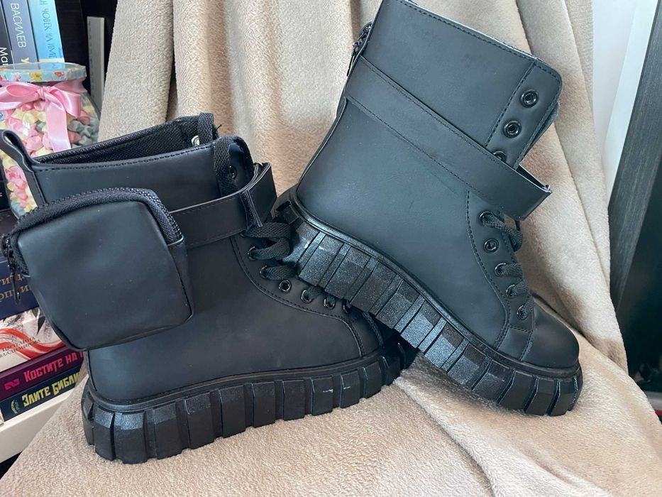 Дамски боти/кубинки с чанти на глезените