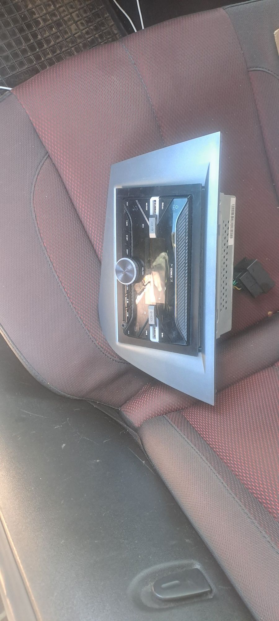 Vând radio xomax auto