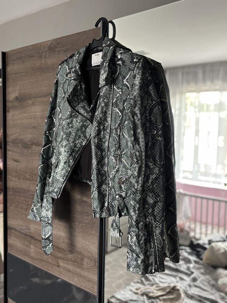Дамско късо, змийско яке Bershka