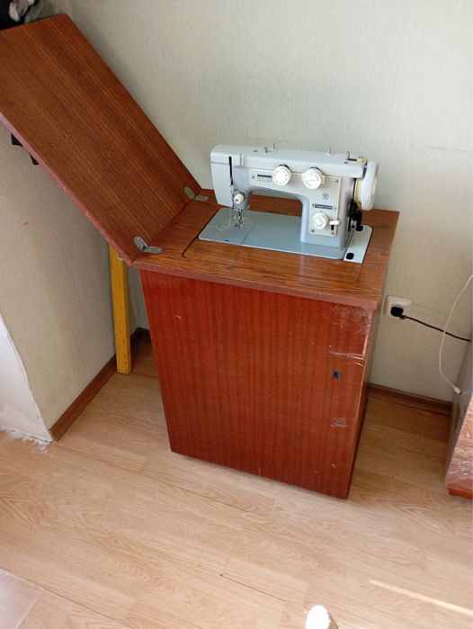 Продается Швейная машинка торг