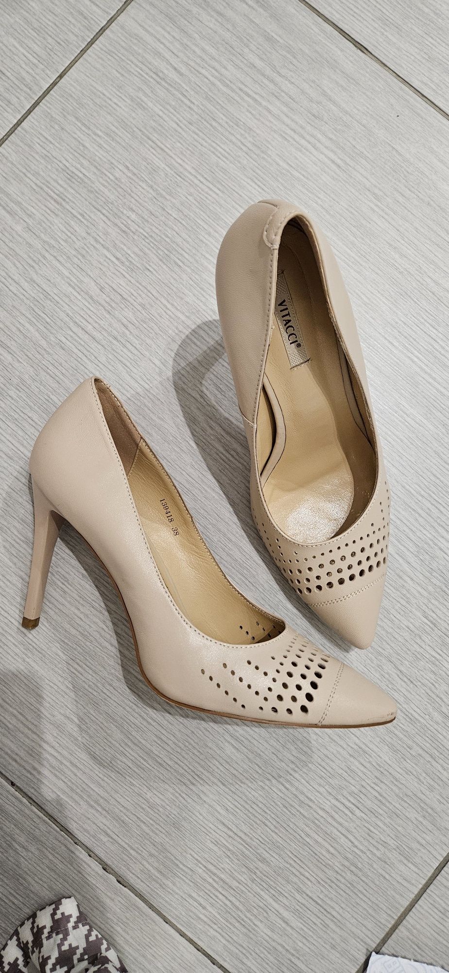 Pantofi bej din piele