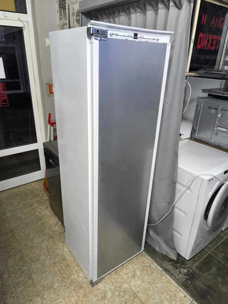 Хладилник Miele K37282IDF - за вграждане с вътрешна камера.