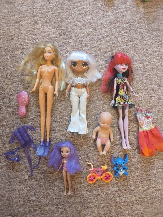 Lot de diferite păpuși monster high etc