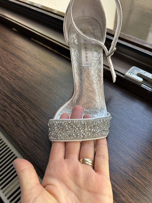 Sandale albe cu pietricele