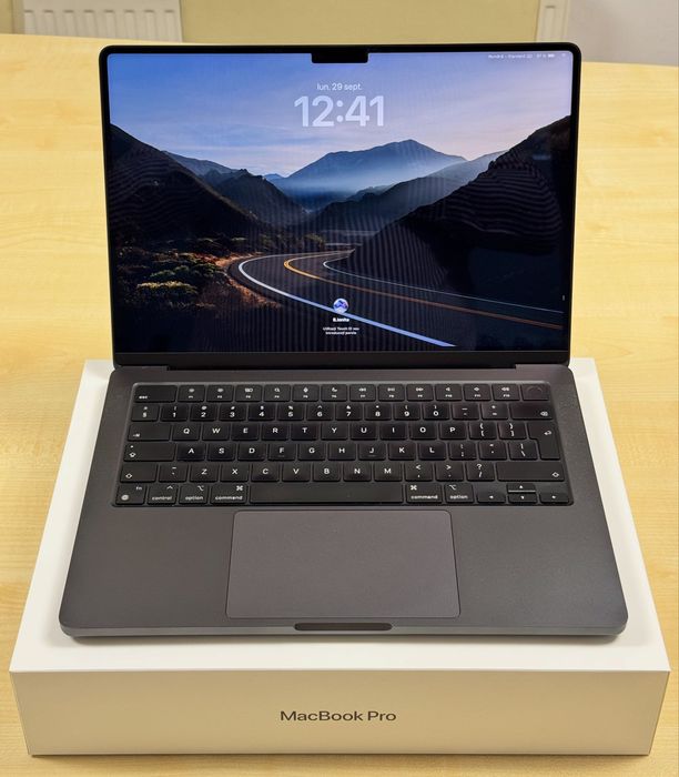 MacBook Pro 14 inch Retina Display, cu cip M3 PRO și 512 GB memorie