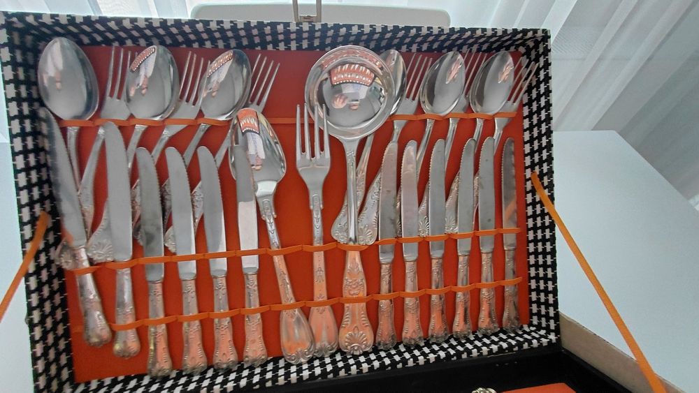 Set tacâmuri elegant și frumos executat