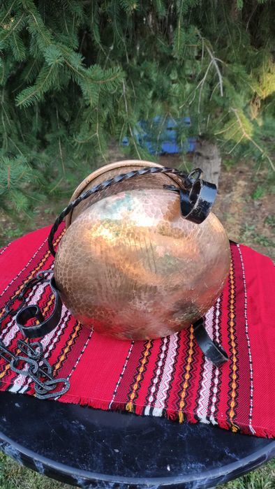 Голямо медно котле с крачета и дръжка от ковано желязо