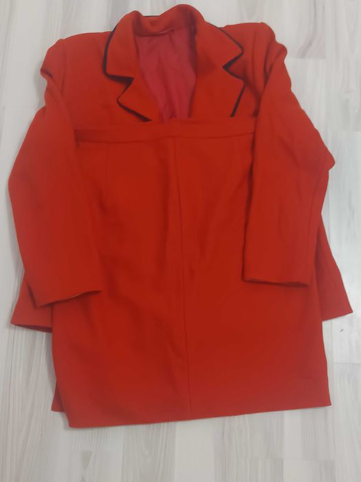 Costum de  dama  culoare in poza