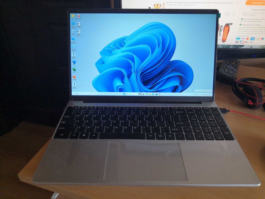 Нов на 1 ден Лаптоп Intel Core i7-6500U 16GB RAM 1TB  SSD Windows 11