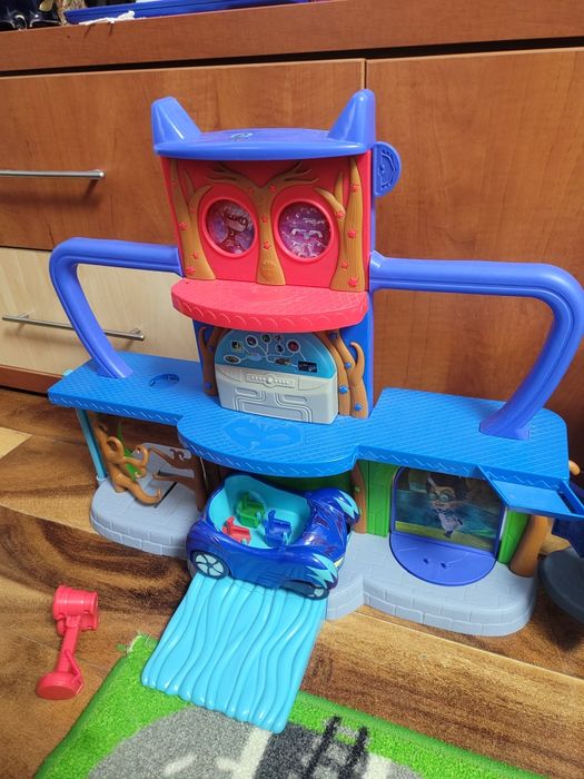 Jucării eroi în pijamale