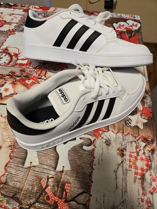 Чисто нови оригинални маратонки Adidas