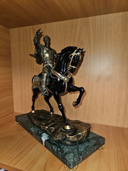 Amir Temur haykali (Premium, Polystone + Hindiston marmari + qutisi