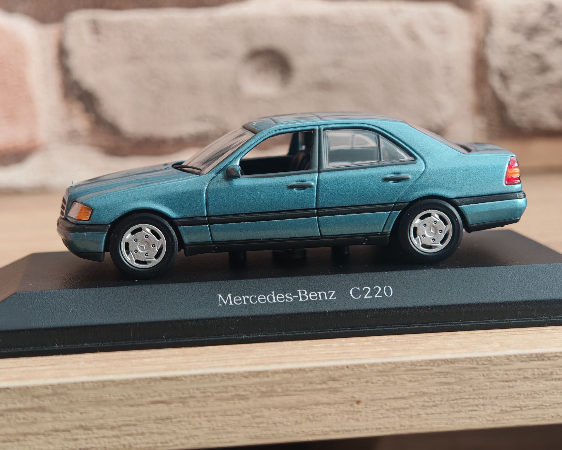 Колекционерски модел Mercedes-Benz C220 1:43 в кутия
  Minichamps