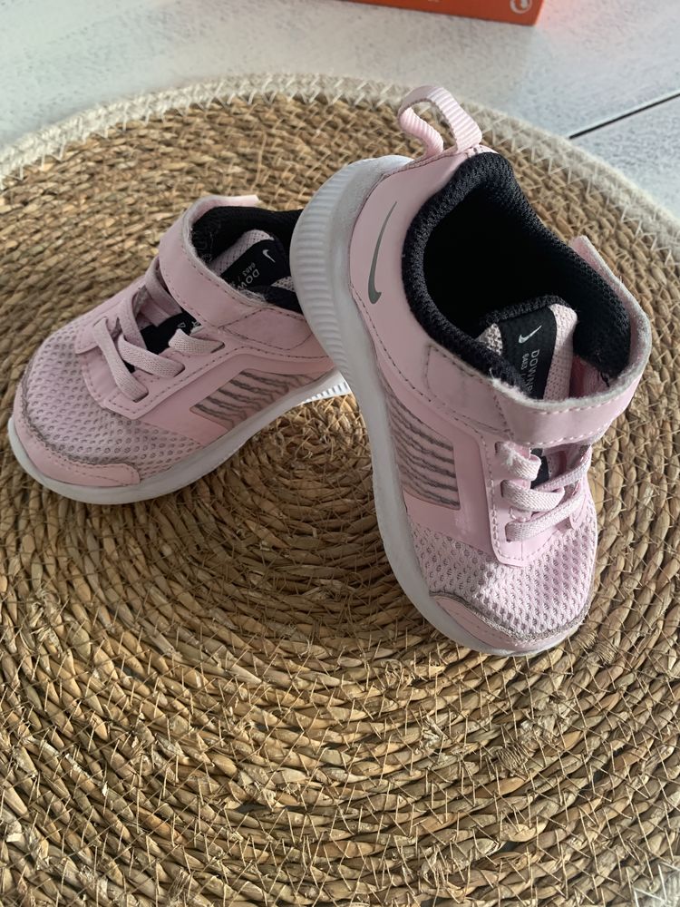 Розови маратонки за момиченце Nike