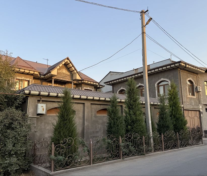 4 sotok, 238 kv yashash maydoni. 40 Let massivda o’z uyimiz sotiladi.