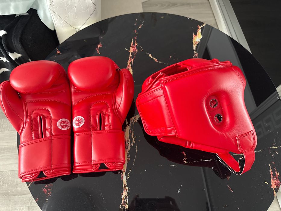 Vând mănuși + cască Box