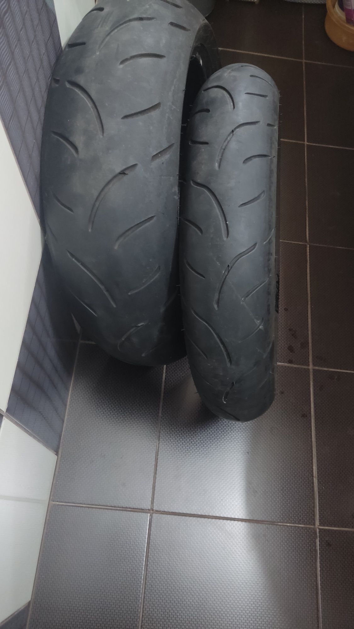 Anvelope moto set față - spate (cauciuc) 120/70/17 și 180/55/17