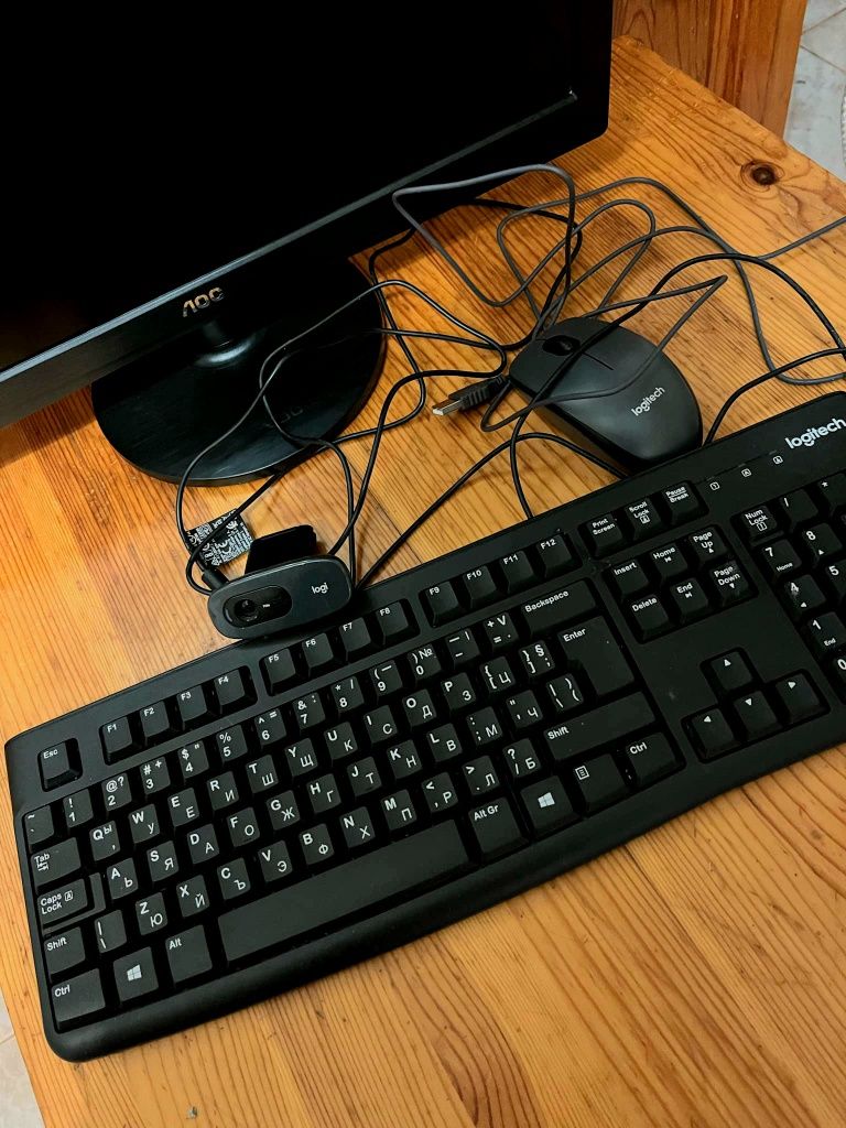 2 монитора AOC LCD LED Backlight 19.5" + камера, мишка и клавиатура