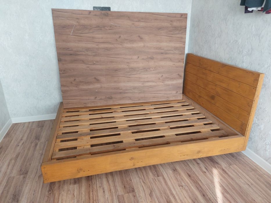 Продаётся деревяная кровать.