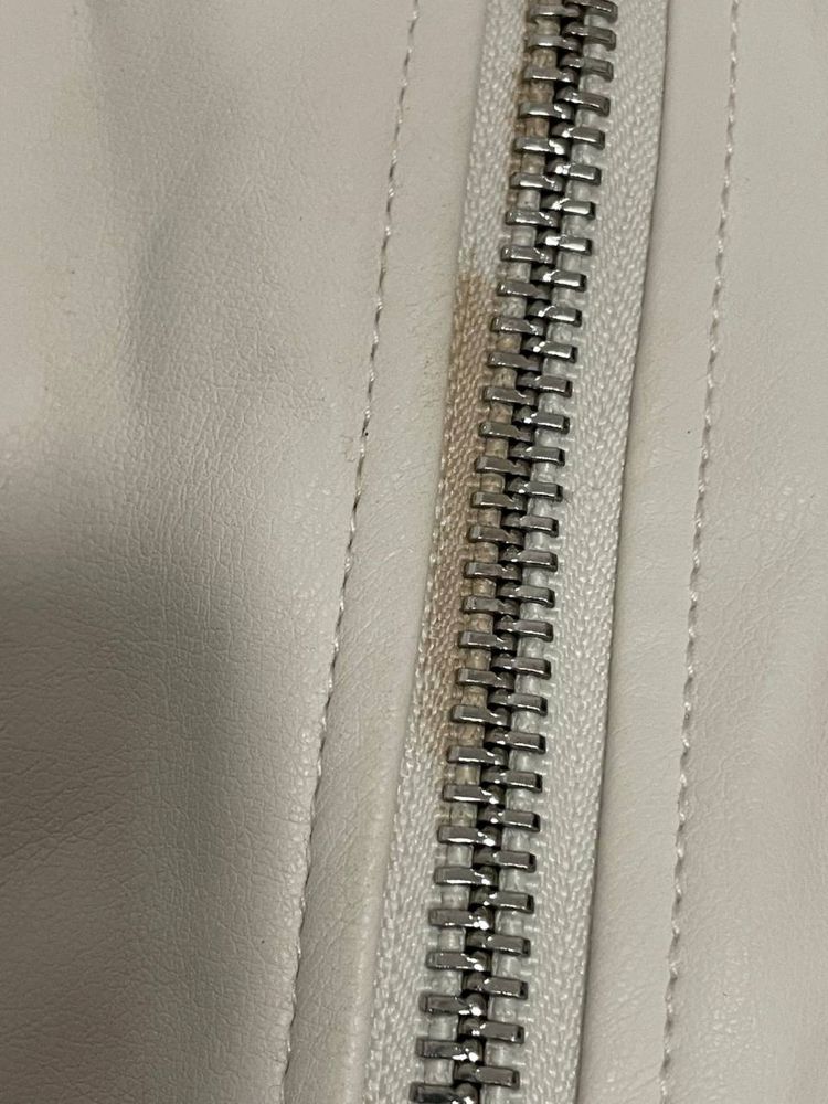 Geacă scurtă Bershka din piele ecologică albă – mărimea S/M