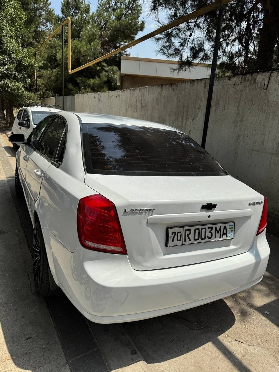 Lacetti srochna sotiladi