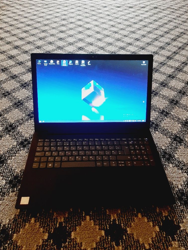 Noutbook Lenovo sotiladi