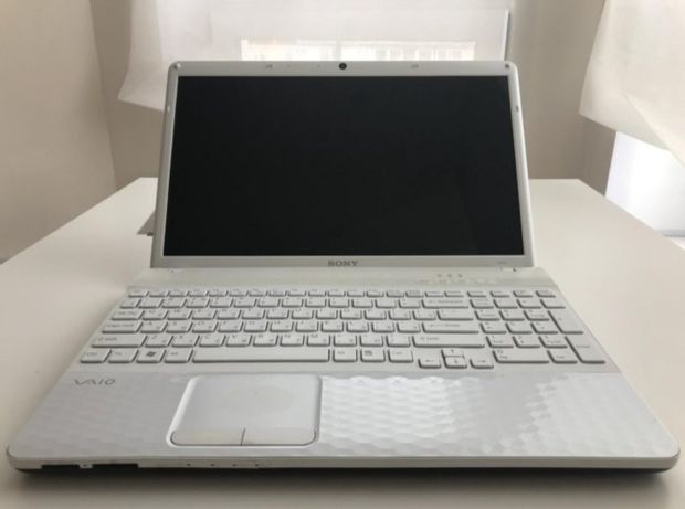 Мощный шустрый ноутбук Sony Vaio белый