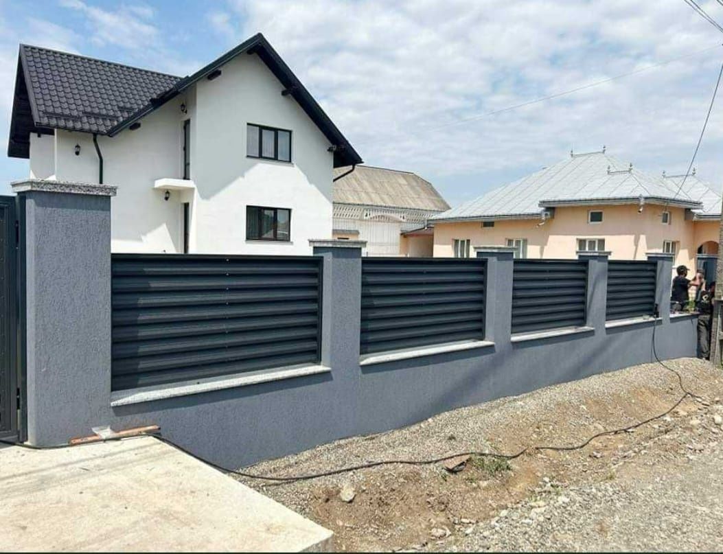 Construim garduri din panouri stil jaluzele, sipca metalica si altele