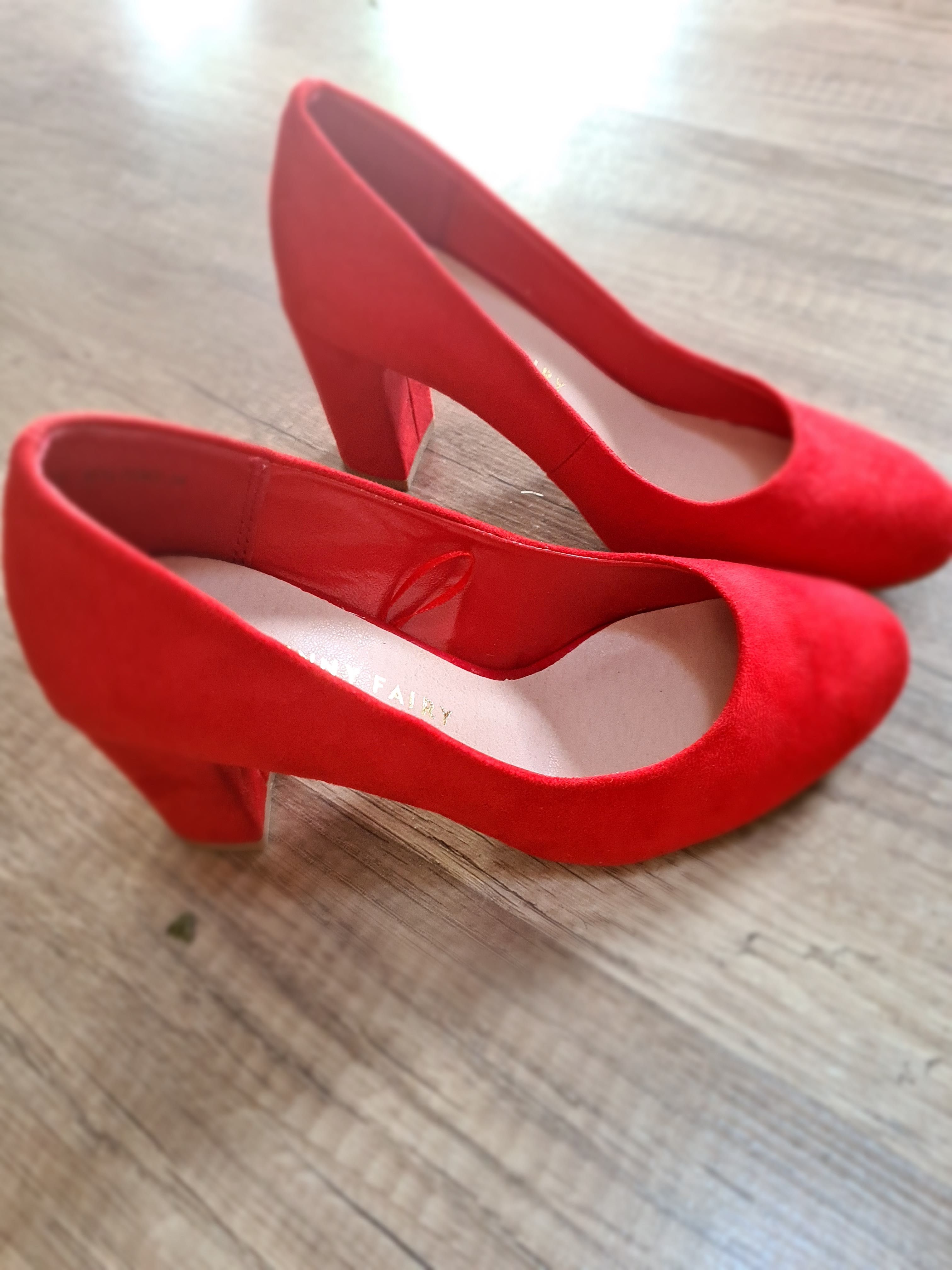 Pantofi rosii CCC