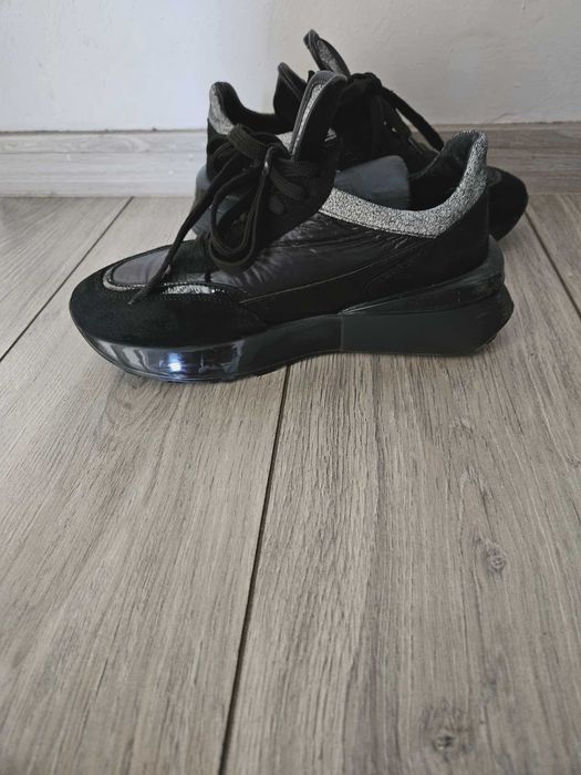 Продавам стилни черни маратонки