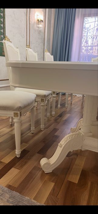 Стол со стульями из дерева