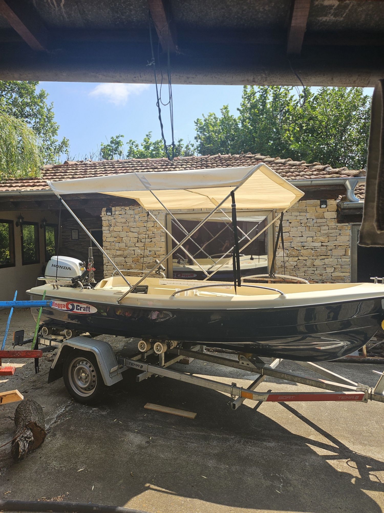 Моторна лодка за риболов Megga Craft